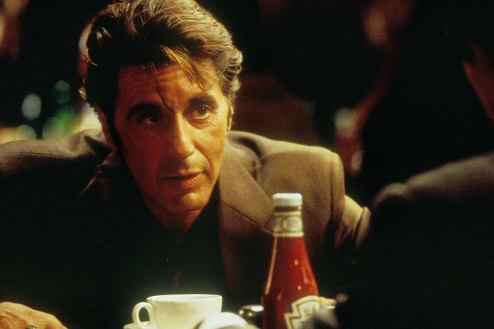 Al Pacino se sienta en la mesa de un restaurante en el Heat de Michael Mann.