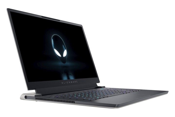 O laptop para jogos Alienware x15 R1 fica aberto com o logotipo Alienware na tela.