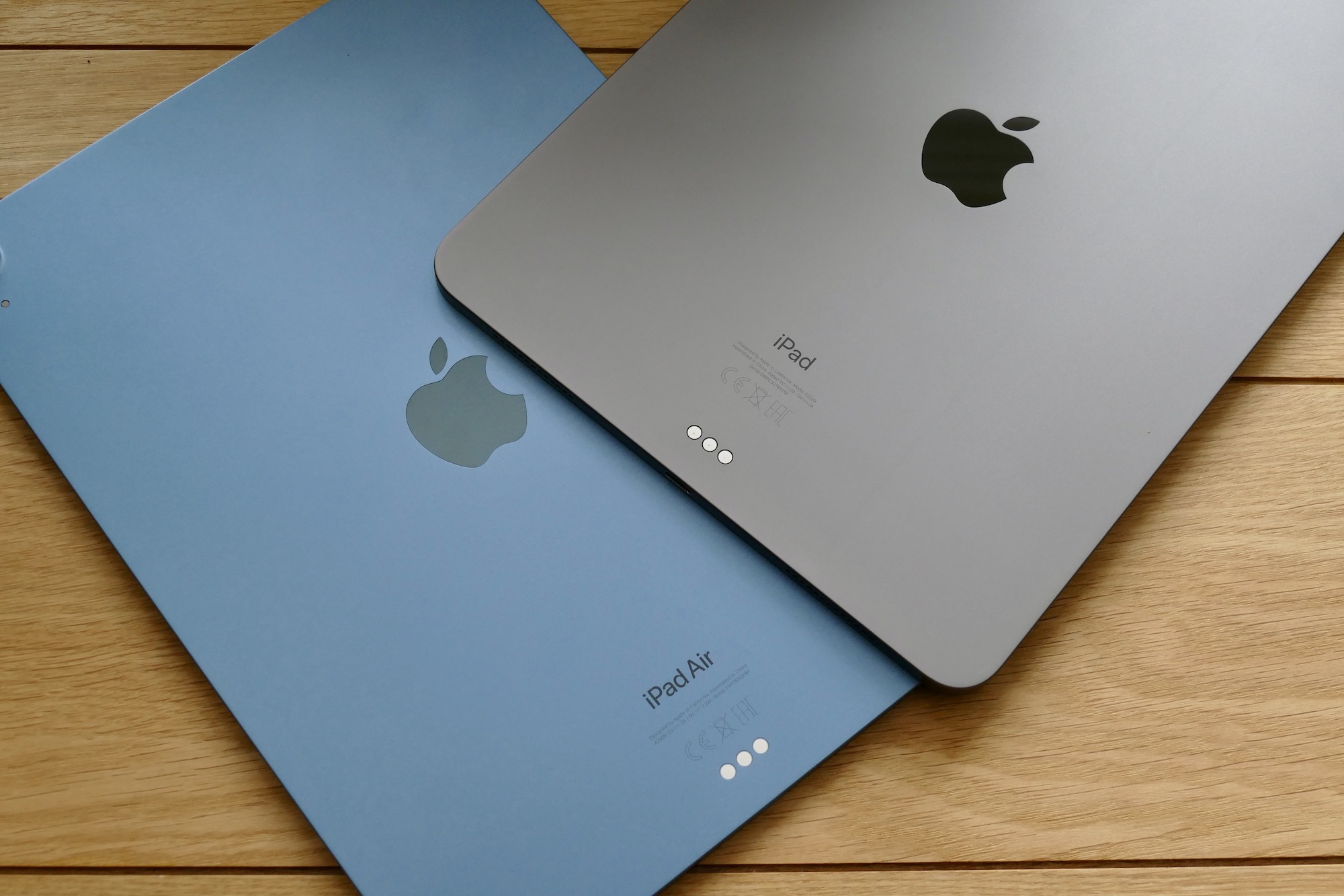 A parte de trás do iPad Air e iPad Pro da Apple, com os tablets sobre uma mesa.