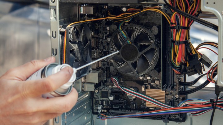 Un'aria compressa può essere diretta verso l'interno di un PC per rimuovere la polvere.