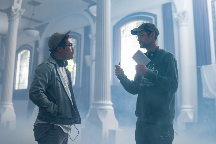 Daniel Kwan y Daniel Scheinert se paran juntos en el set del templo de Everything Everything Everywhere All At Once.