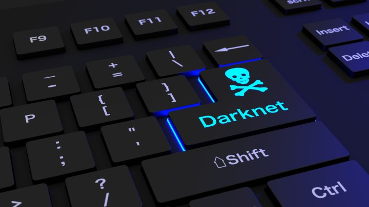 Un teclado que muestra un botón darknet.