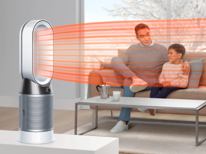 Purificador de ar, aquecedor e ventilador Dyson HP04 Pure Hot + Cool Smart Tower com homem e menino sentados em um sofá.