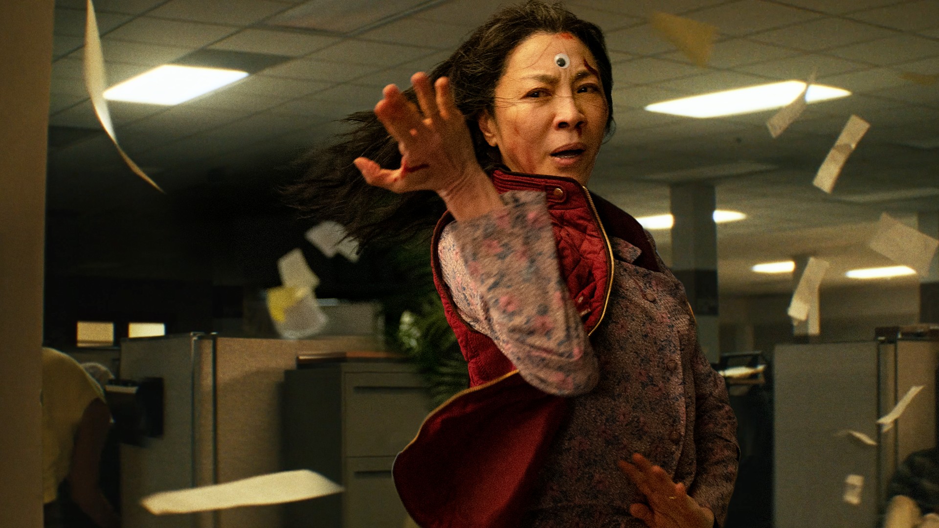 Michelle Yeoh executa kung fu em uma cena de Everything Everywhere All At Once.