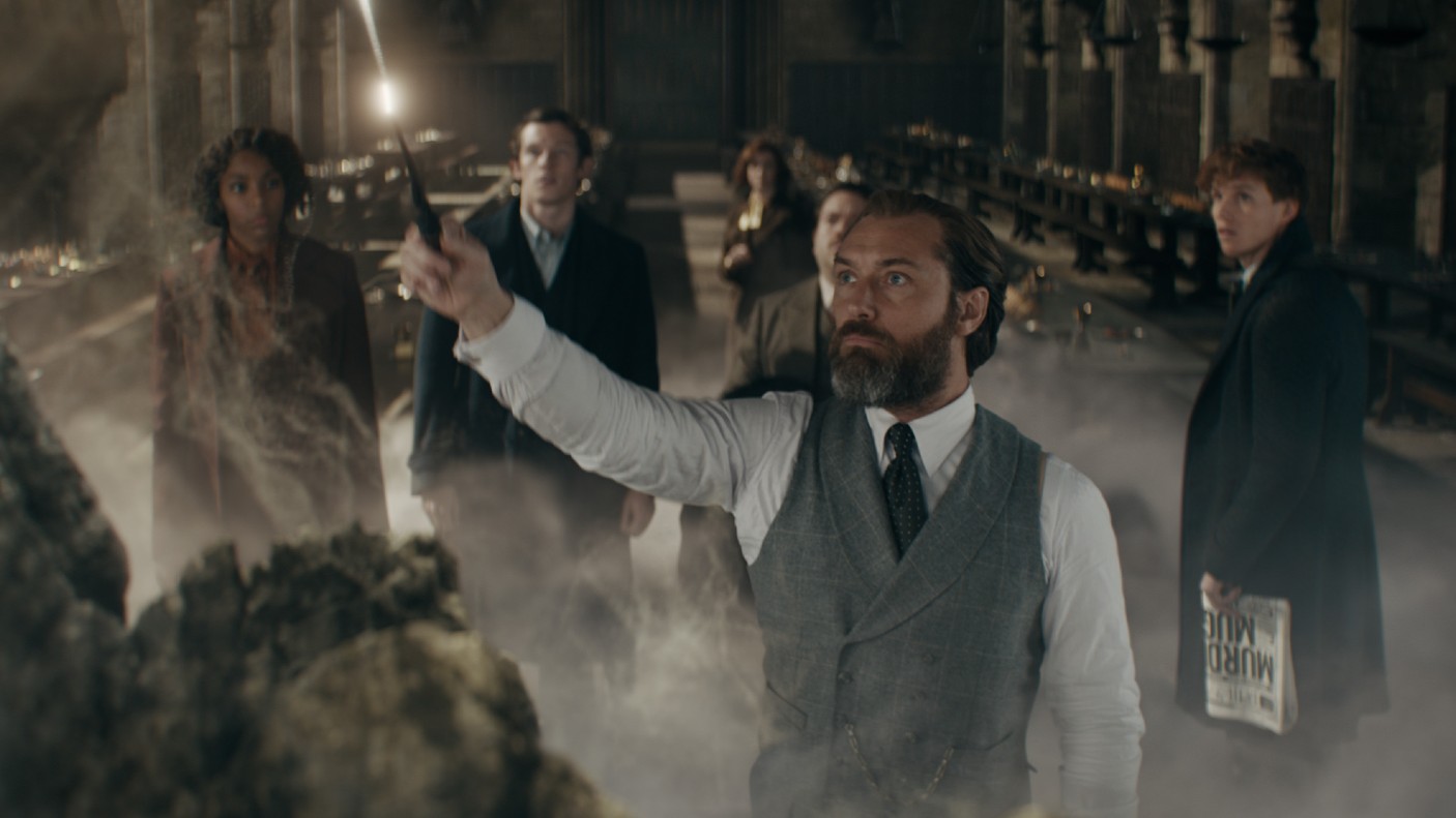 Jude Law y el elenco de Animales fantásticos: Los secretos de Dumbledore se reúnen en una cueva.