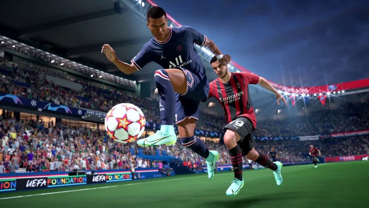 Jogador sendo perseguido ao chutar uma bola no FIFA 22.