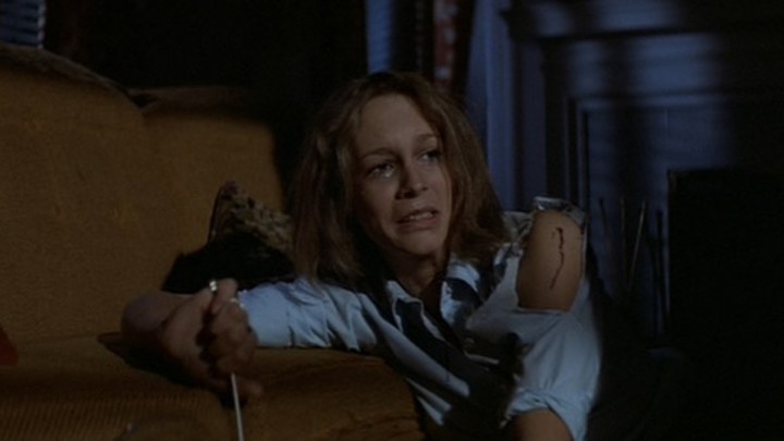 Laurie pega uma agulha no Halloween.