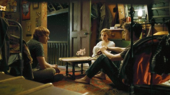 Ron, Hermione e Harry conversando em HP e o Enigma do Príncipe.