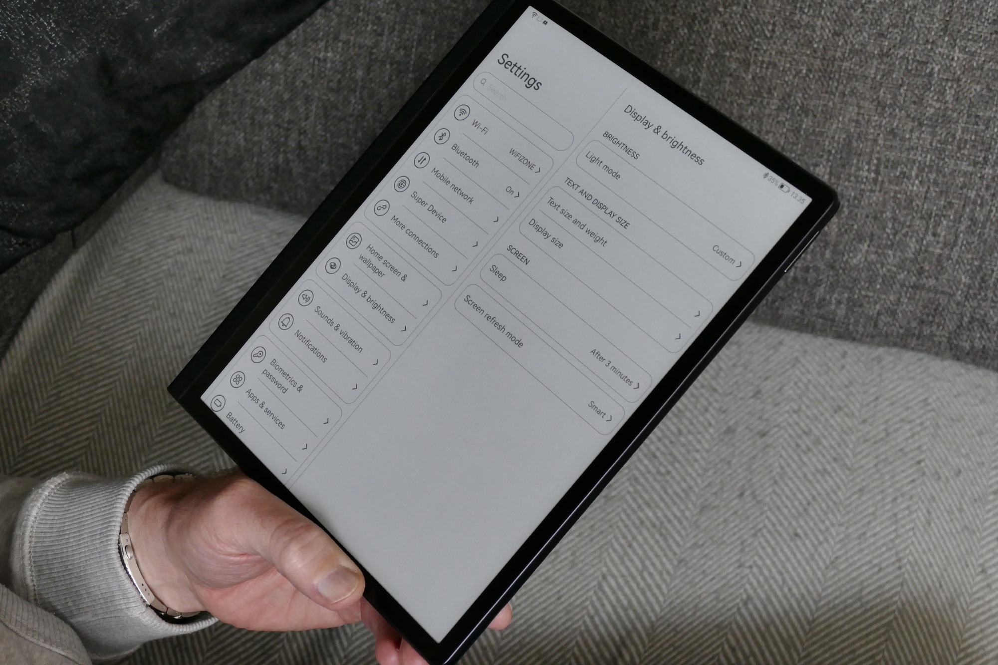 Display settings menu on the Huawei MatePad Paper.