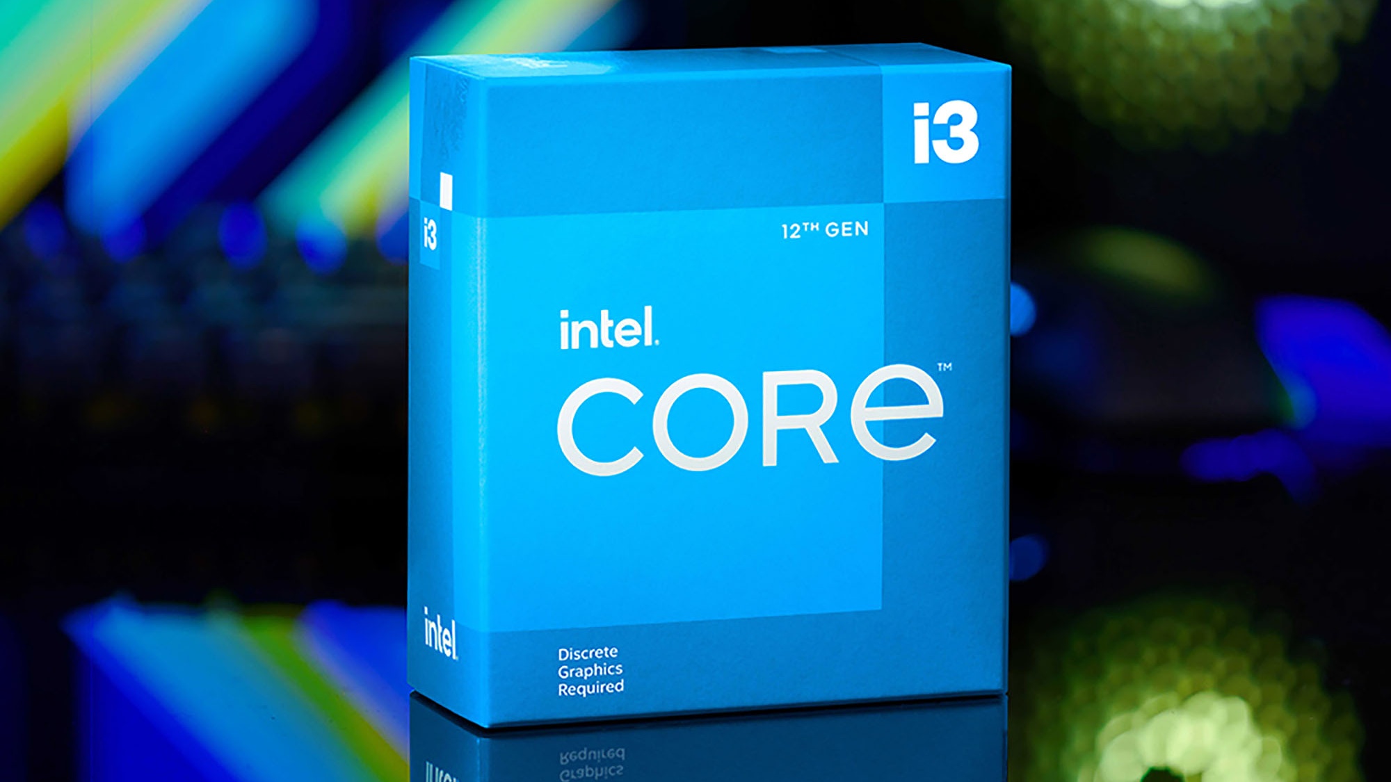 Intel Core i3-12100F-Box vor einem Gaming-Computer.