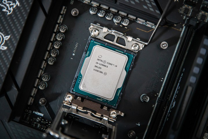 Процессор Core i9-12900KS на материнской плате.