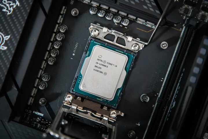 Procesador Core i9-12900KS enchufado en una placa base.