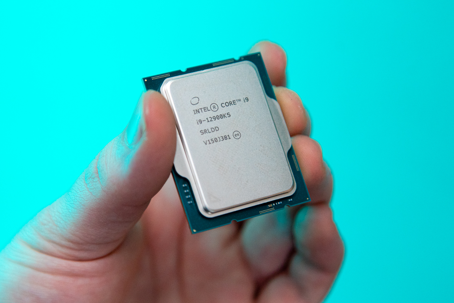 Uma mão segura o Intel Core i9-12900KS.