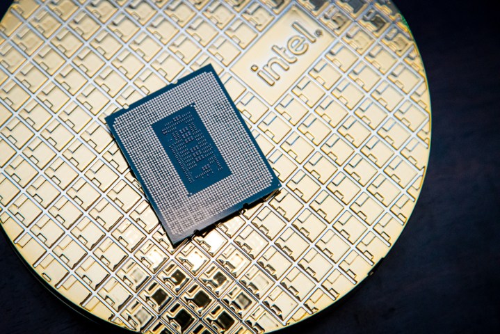 Un procesador Core i9-12900KS se encuentra en su caja.