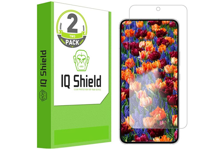Protetor de tela de filme IQ Shield para Samsung Galaxy S22 mostrando o protetor de filme no telefone, ao lado da embalagem de varejo branca e verde.