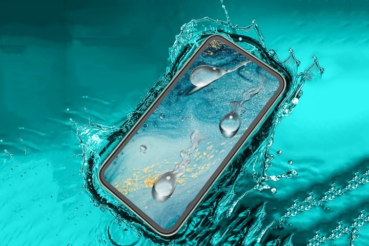   Защитная пленка J&D Matte Film Shield на телефоне, брызгающем в воду. 