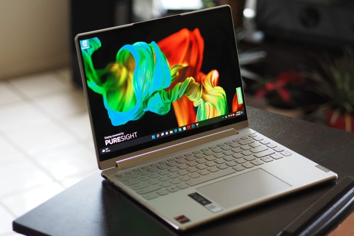 O laptop Lenovo Yoga 9i 14 Gen 7 fica em uma pequena mesa.