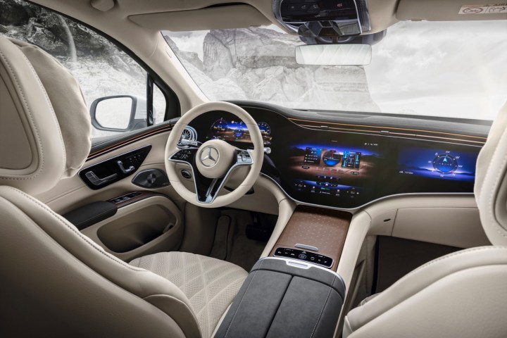 Display Hyperscreen nel SUV Mercedes-Benz EQS.
