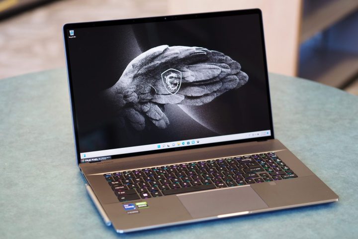 Un laptop MSI Creator Z17 seduto su un tavolo verde.
