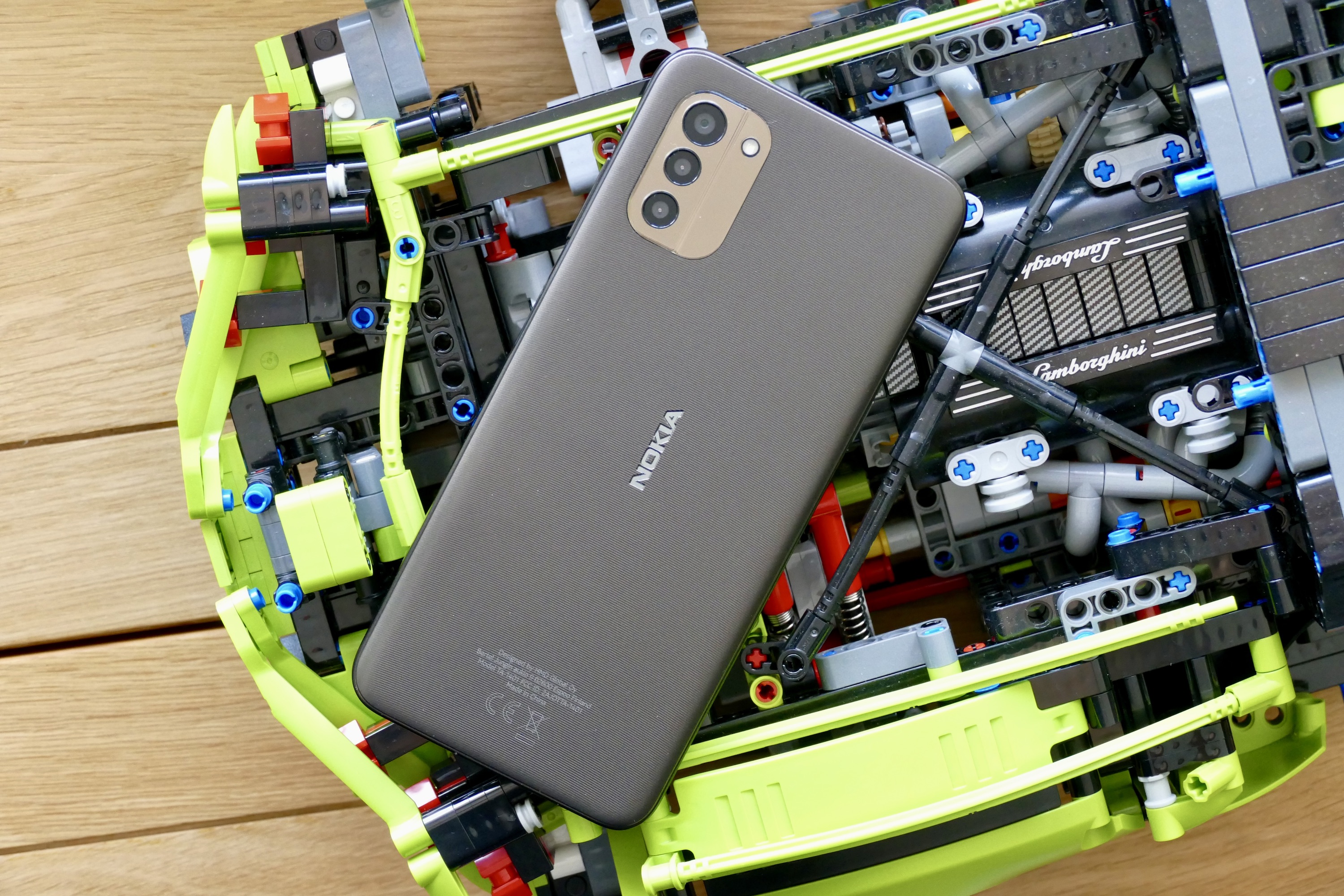 Painel traseiro do Nokia G11, apoiado em Lego.