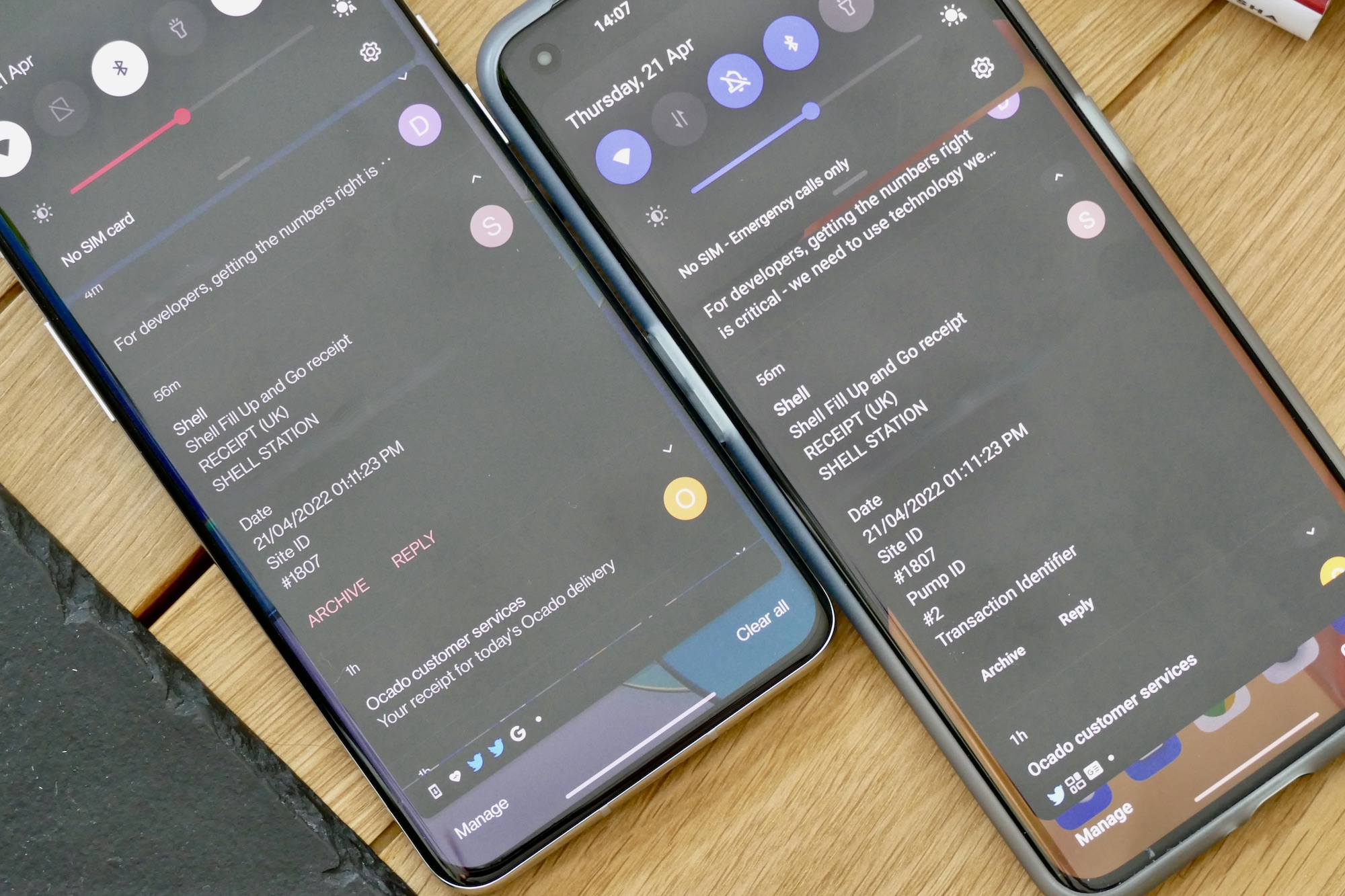 OxygenOS 11 and OxygenOS 12 notification details.