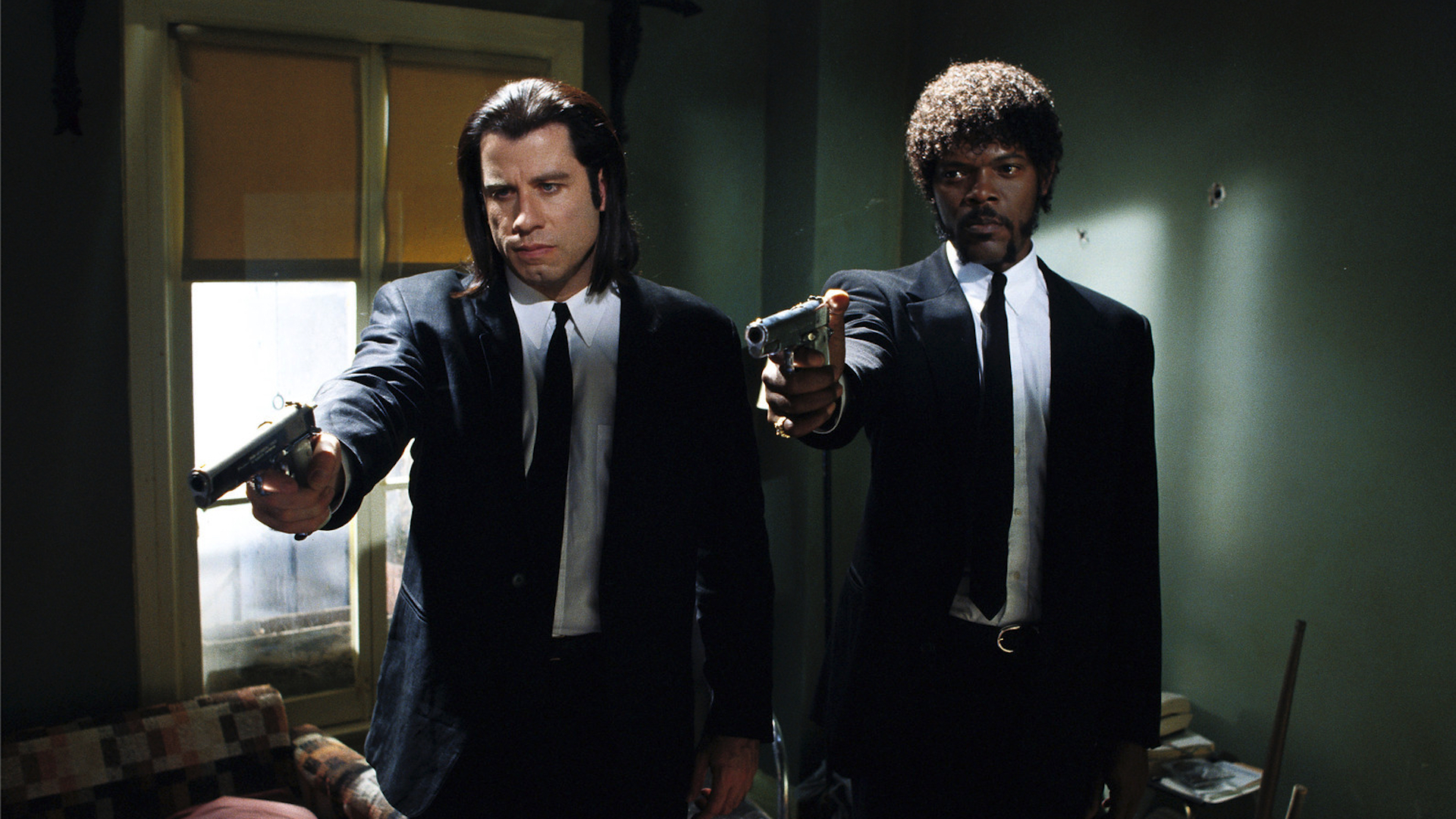 John Travolta e Sam Jackson estrelam Pulp Fiction, dirigido por Quentin Tarantino.