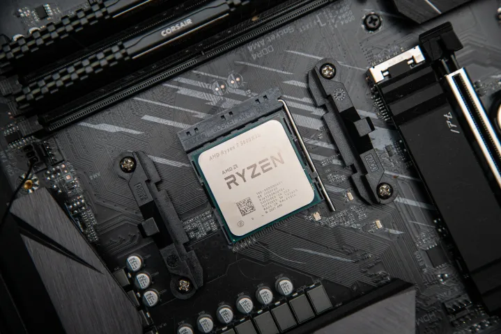 AMD Ryzen 7 5800X3D conectado en una placa base.