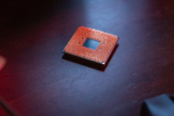 Pinos AMD Ryzen 7 5800X3D voltados para cima em uma mesa.