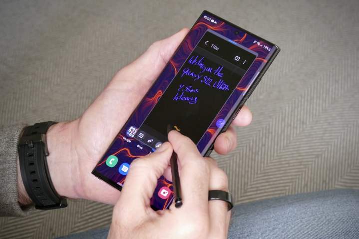 Man using the S Pen with the Samsung Galaxy S22 Ultra