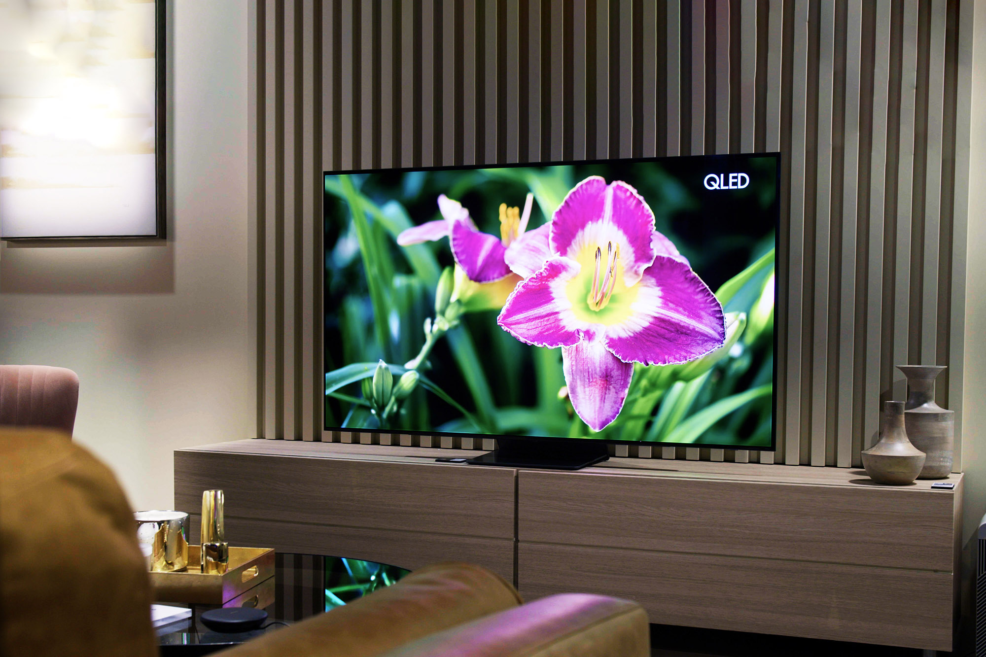 TV OLED Samsung S95B com imagem de uma flor brilhante na tela.