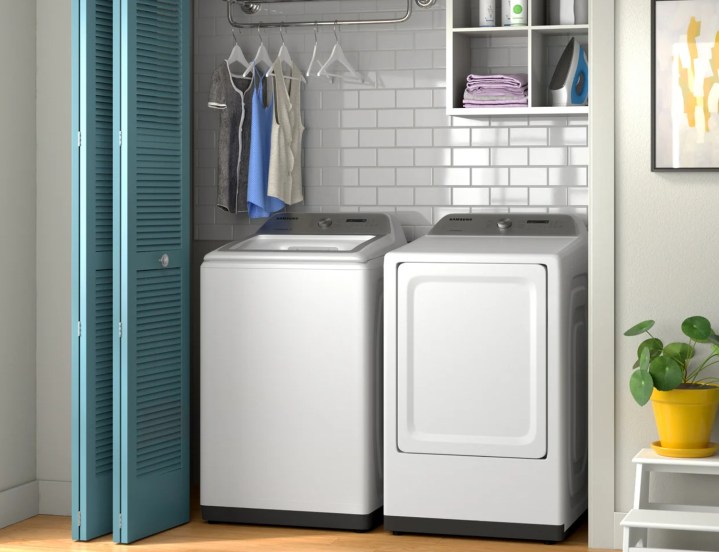Lavatrice a carica dall'alto Samsung e asciugatrice elettrica in un ripostiglio della lavanderia.