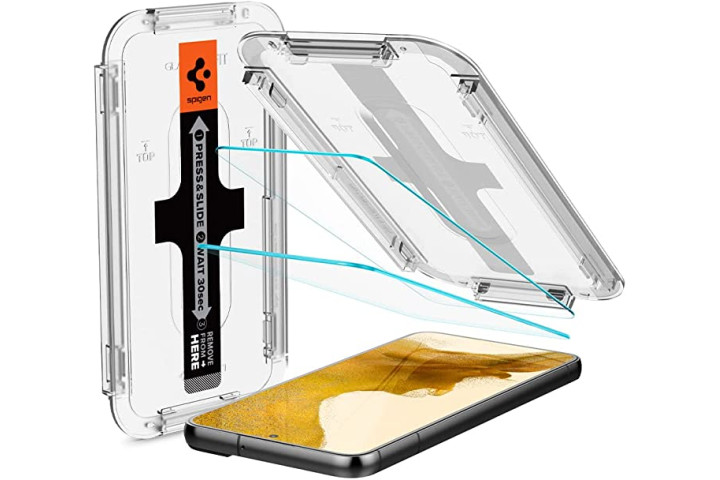 Protetor de tela Spigen Glas.tR EZ Fit mostrando a embalagem de varejo e a bandeja de instalação ao lado do S22.