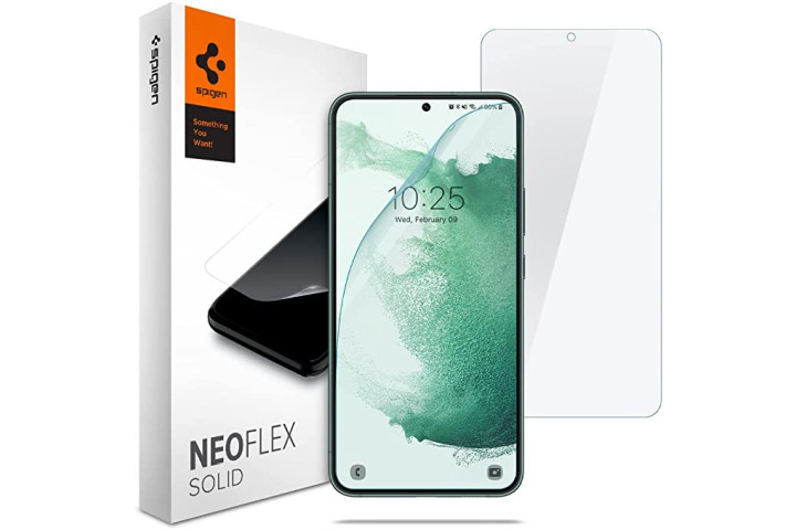 Protector de pantalla Spigen NeoFlex en el Samsung Galaxy S22 Plus junto al empaque minorista.