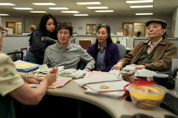 Los Wang se sientan juntos frente al escritorio de un auditor del IRS en Todo en todas partes, todo a la vez.