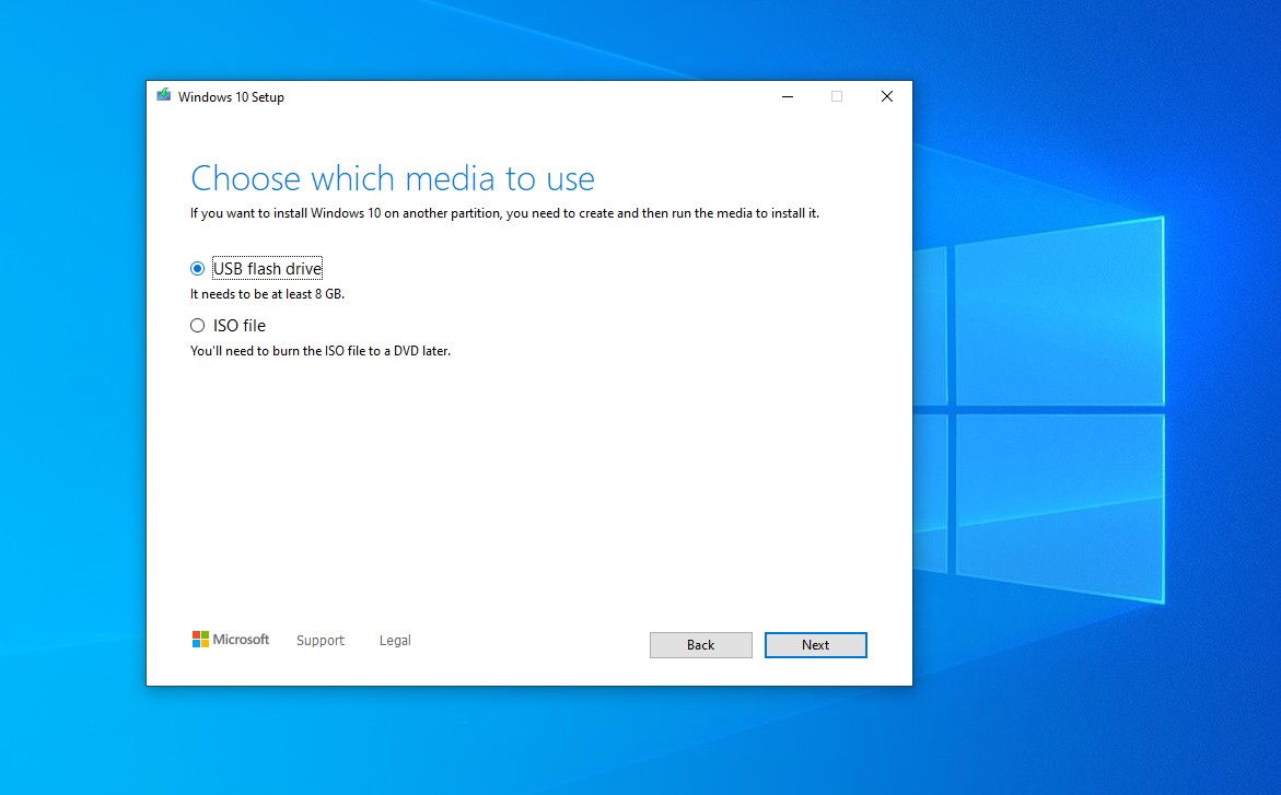 Escolhendo a mídia de instalação no Windows 10.