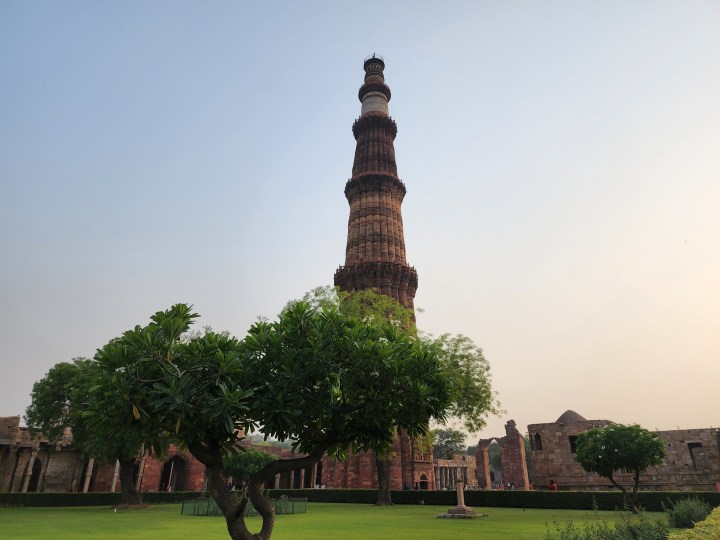 Image of the Indian monument Qutub Minar shot on the Samsung Galaxy S22 Ultra in JPEG.
