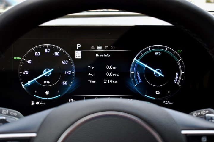 Il quadro strumenti digitale della Kia Sportage Hybrid 2024.
