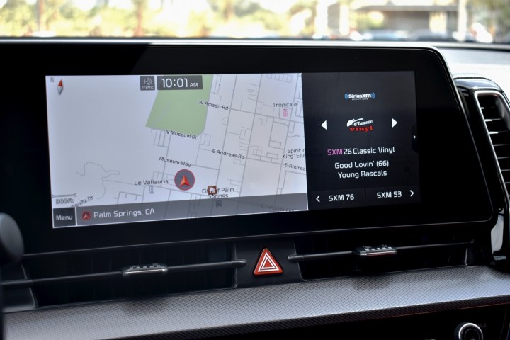 Il touchscreen di infotainment della Kia Sportage Hybrid 2023.