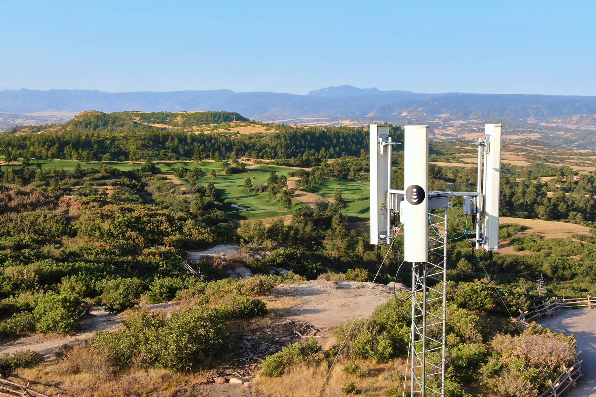 Torre de celular 5G sobre o campo rural.