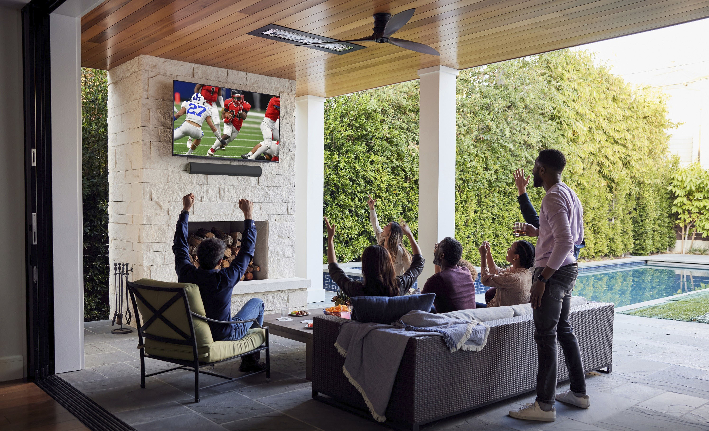 Pessoas assistindo esportes na TV 4K Vizio V-Series de 50 polegadas.