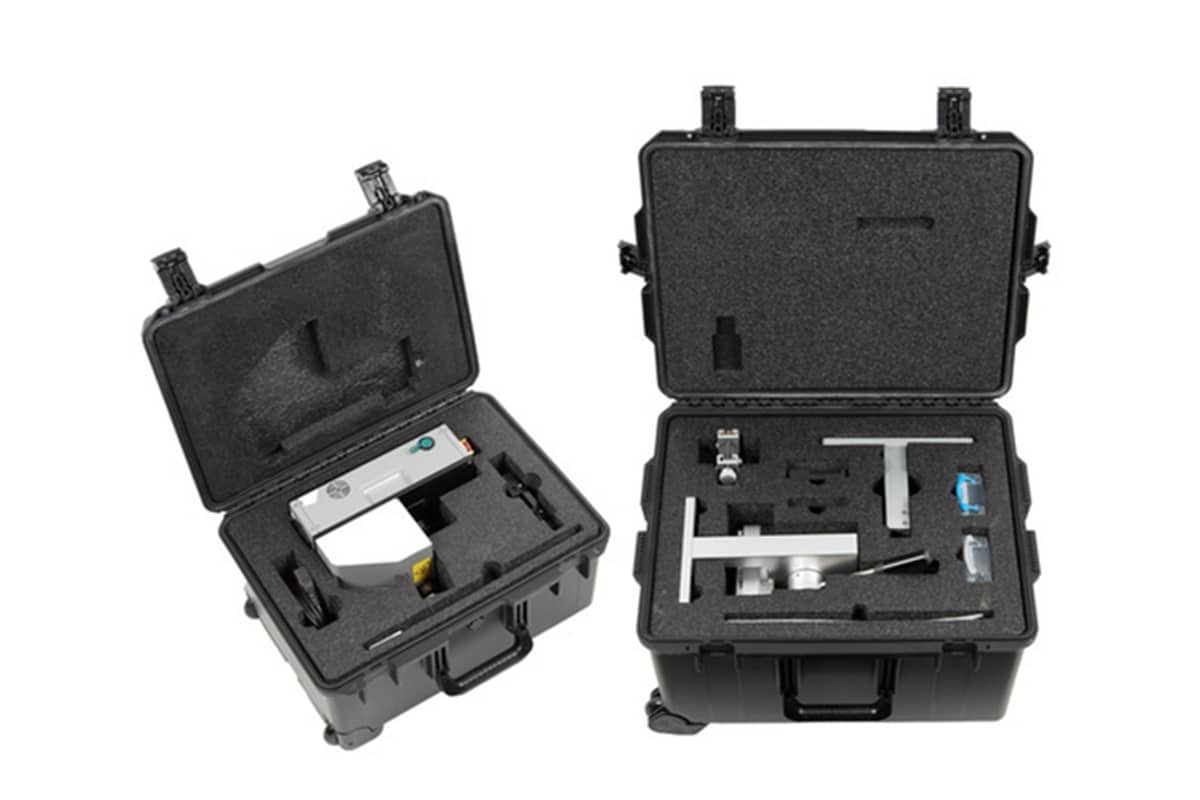 Duas grandes caixas pretas abertas mostrando uma variedade de ferramentas de reparo no Kit de reparo de autoatendimento da Apple