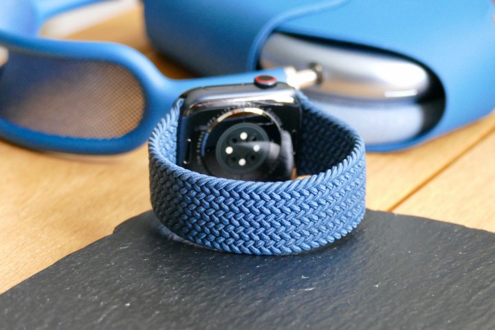Bagian belakang Band Loop Solo Jalinan biru pada Apple Watch Series 7.