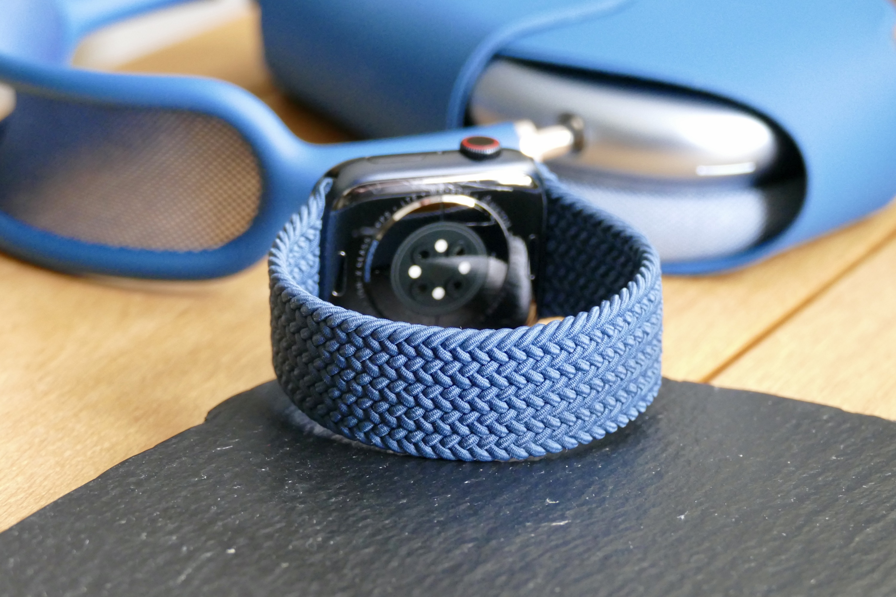 La parte posterior de una correa trenzada Solo Loop azul en el Apple Watch Series 7.