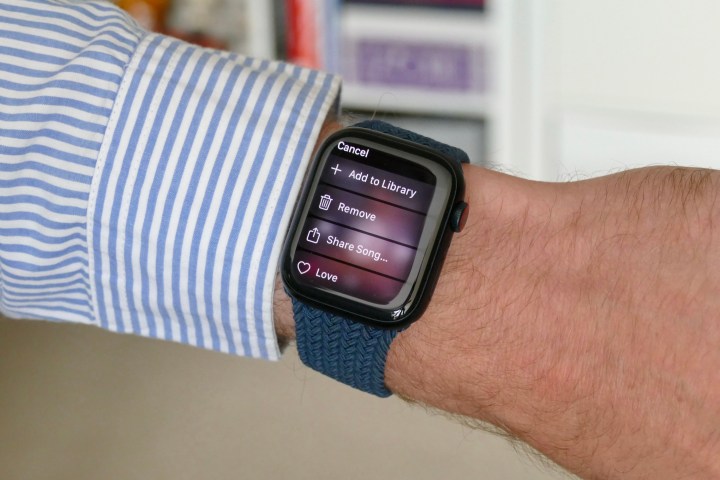 Controlli della musica su Apple Watch Series 7.