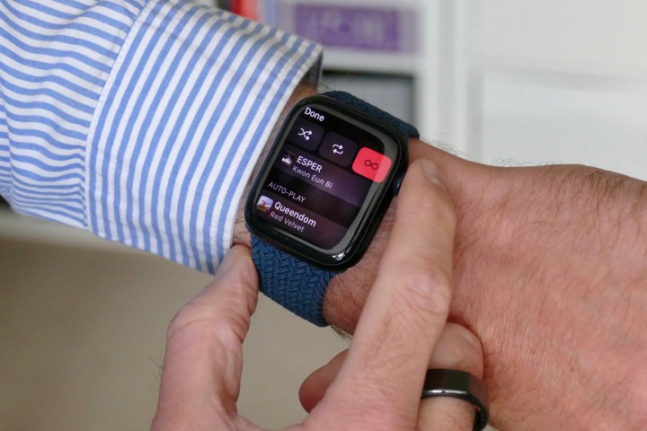 Controlli della musica su Apple Watch Series 7.