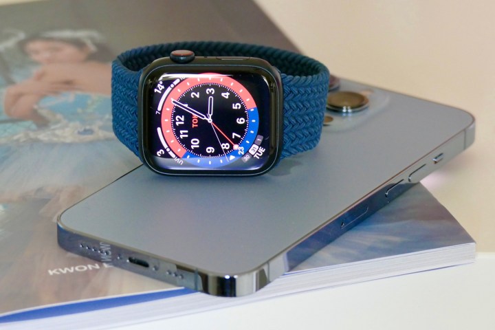 Apple Watch Series 7 em cima de um iPhone 13 Pro.