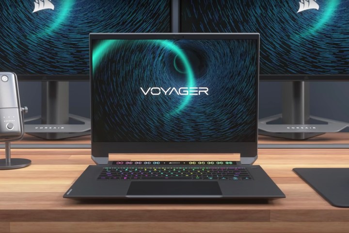 یک لپ تاپ بازی Corsair Voyager روی یک میز قرار دارد.