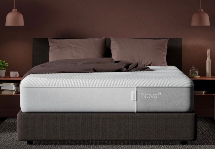 Un materasso ibrido Casper Nova si trova su un telaio del letto in una camera da letto marrone.