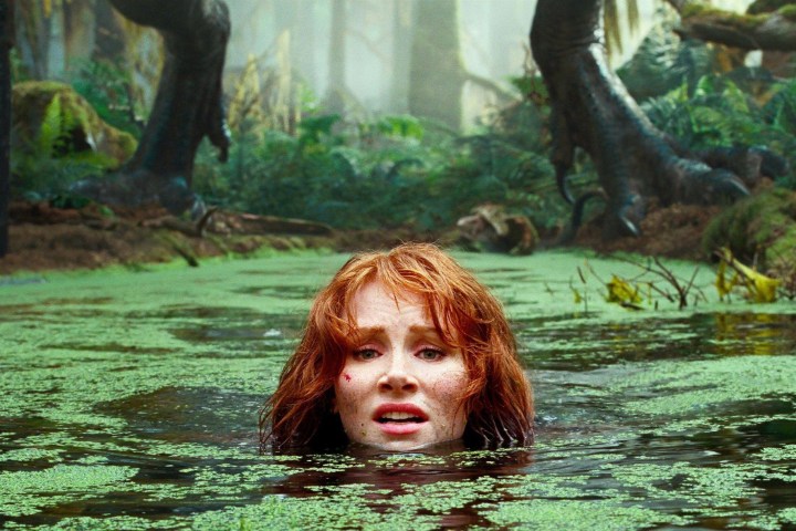 Claire sợ hãi trốn trong đầm lầy trong Jurassic World Dominion