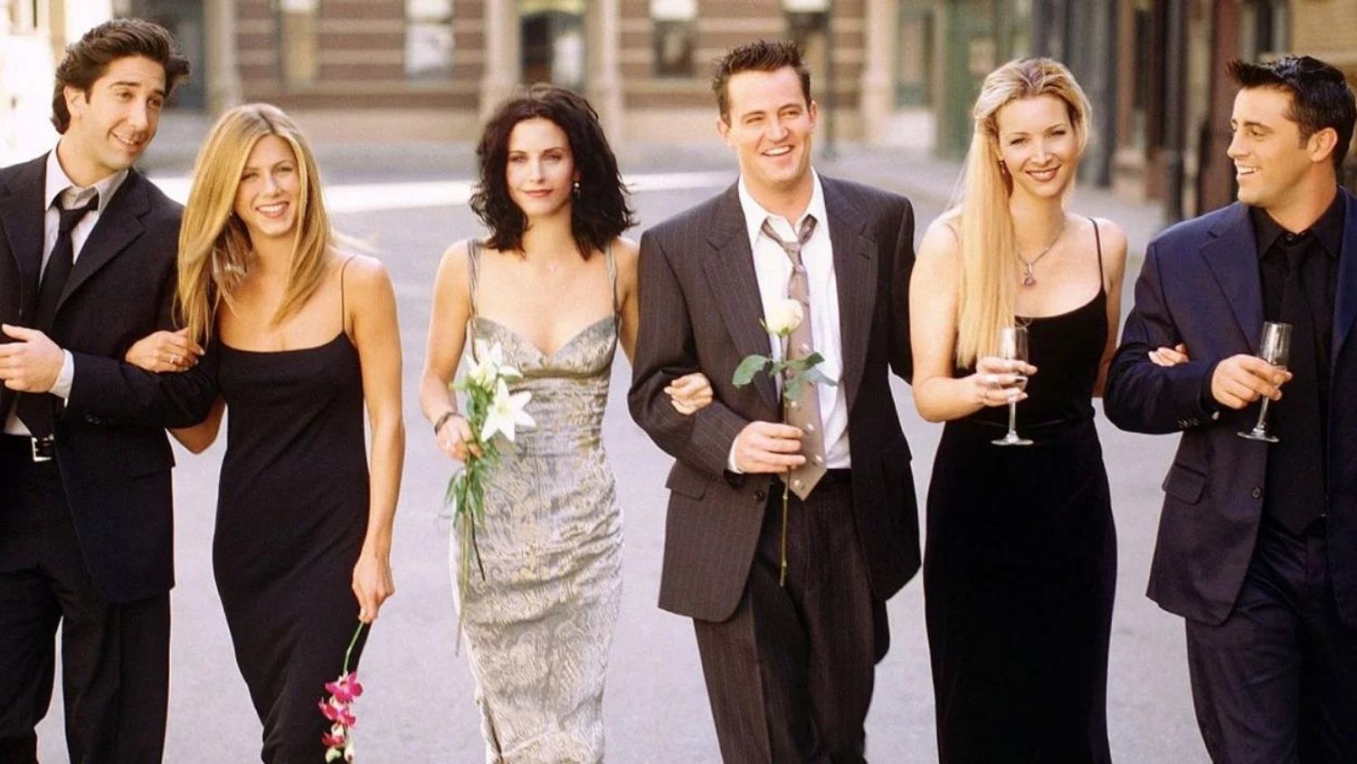 O elenco de Friends em roupas formais.